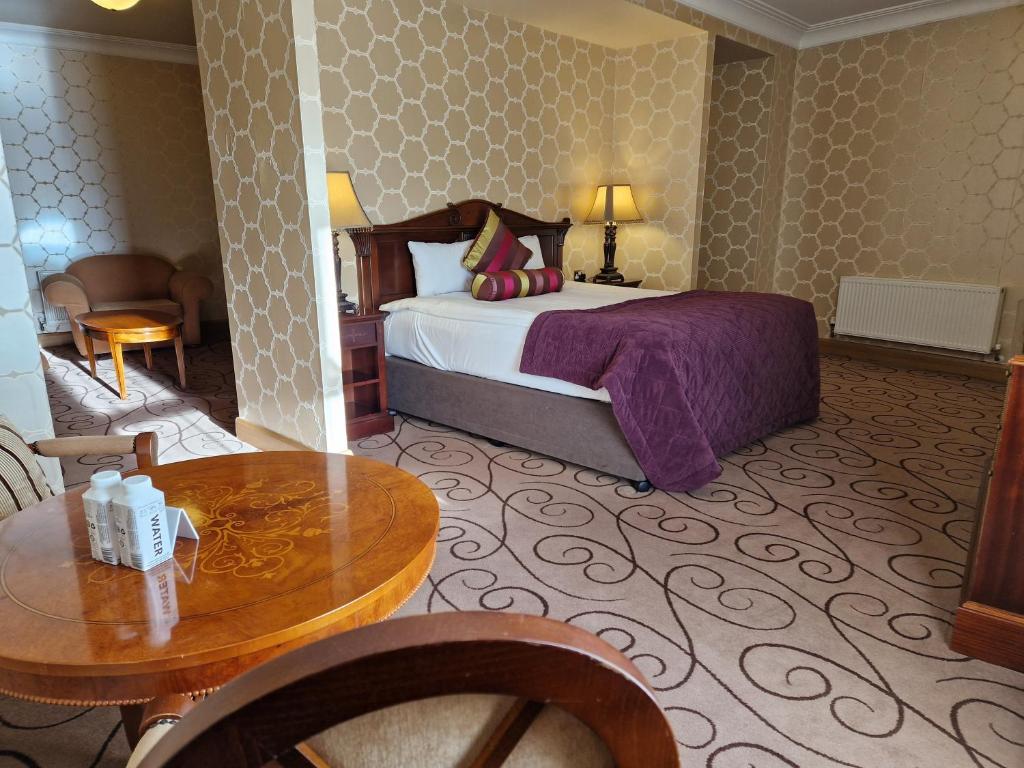 Postel nebo postele na pokoji v ubytování Lawlors Hotel