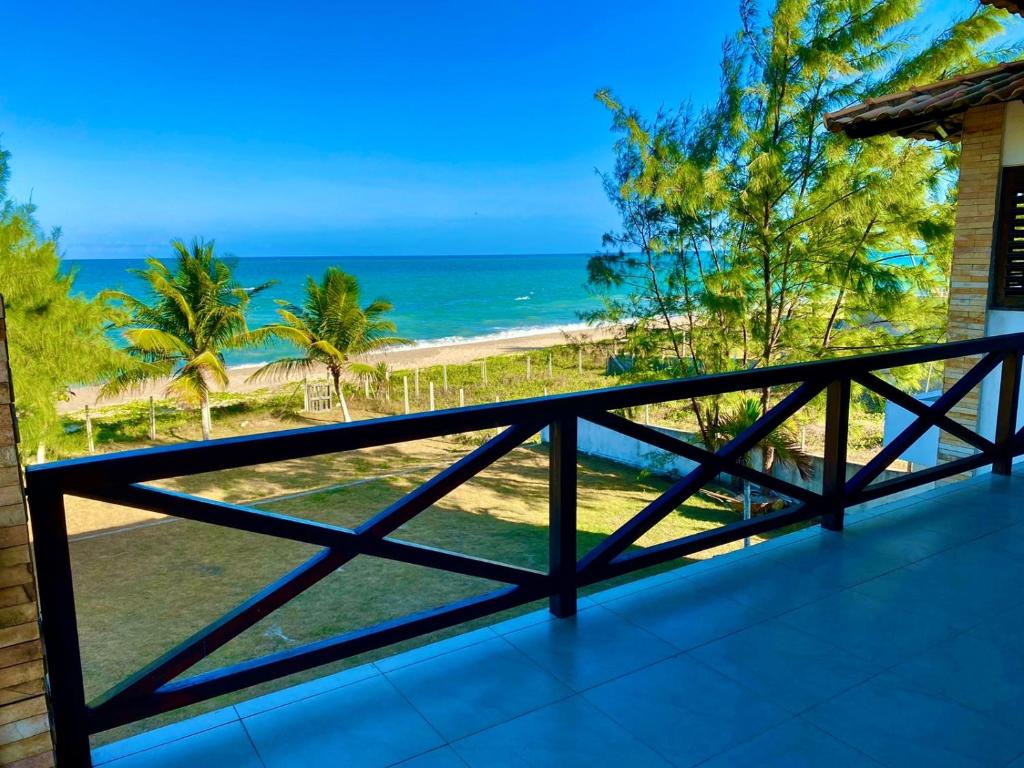 balcón con vistas a la playa en Casa Pé na Areia - Jacumã, Vista Mar, Wi-Fi by PenareiaTurBr en Conde