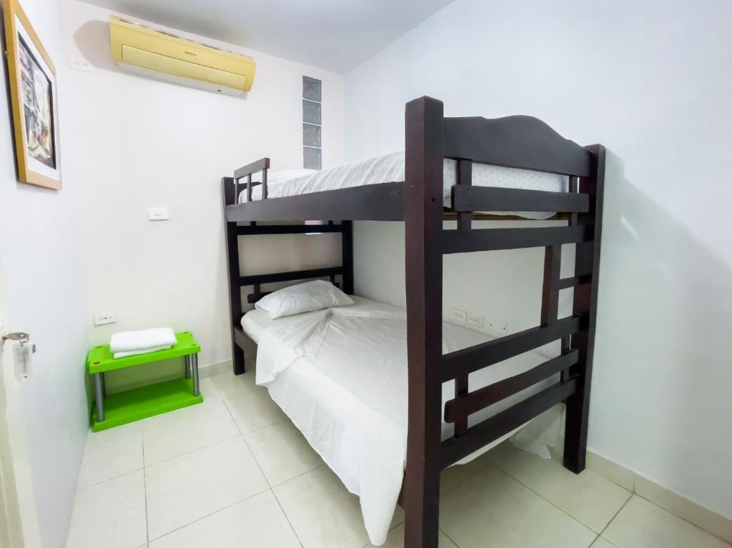 1 dormitorio con 2 literas en una habitación en 2CB-3 APARTAMENTO DE 2 ALCOBAS EN EL CENTRO HISTORICO CON AIRE ACONDICIONADO Y WIFI en Cartagena de Indias