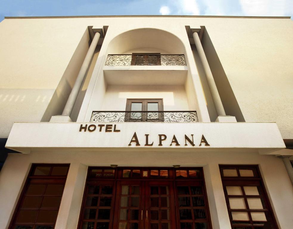 哈里瓦的住宿－阿爾帕納酒店，建筑前方的酒店年鉴标志