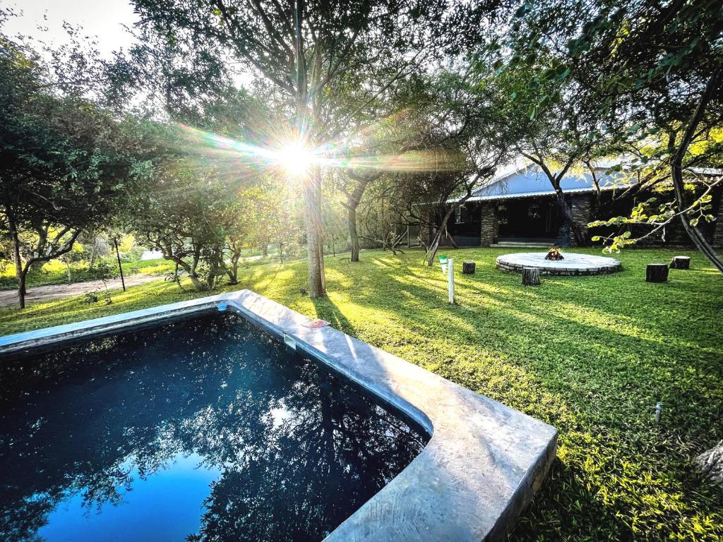 een zwembad in het midden van een tuin bij Ukuthula @ the Kruger in Marloth Park