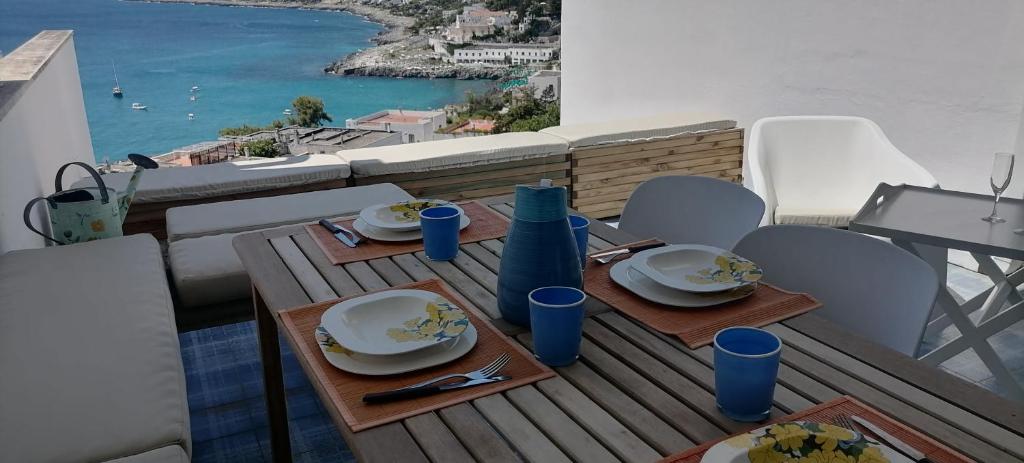una mesa en un balcón con vistas al océano en Vista mare a Castro Marina, en Castro di Lecce