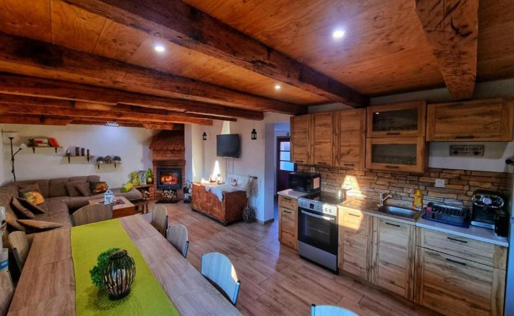 una cucina e un soggiorno con tavolo e divano di Holiday Home Ico a Tounj