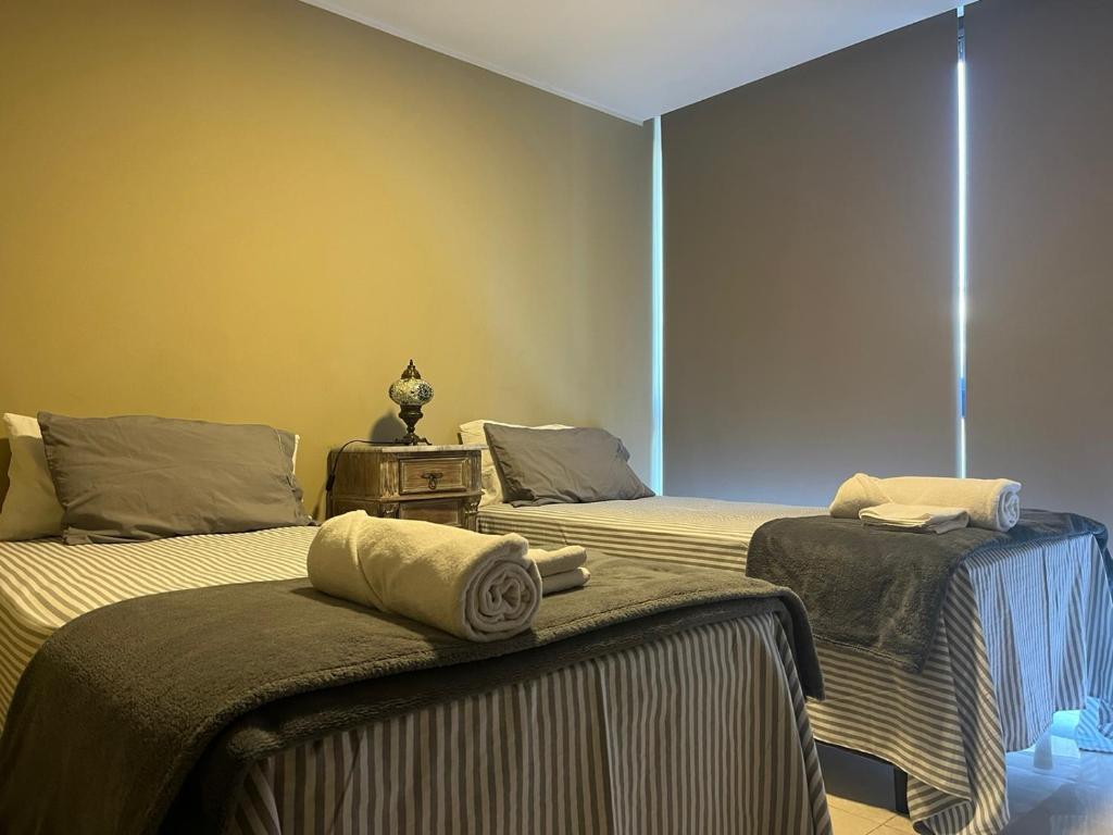En eller flere senge i et værelse på Departamento NUEVO en Capital Mendoza