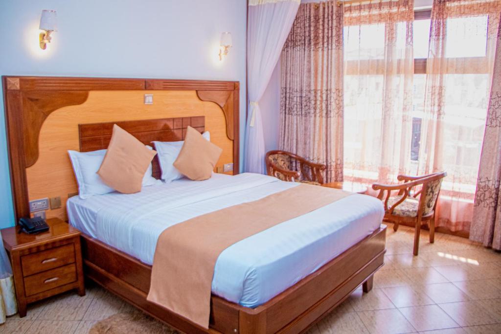 Postel nebo postele na pokoji v ubytování Grand Winston Hotel