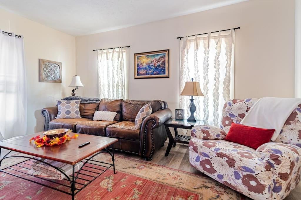 ein Wohnzimmer mit einem Sofa und einem Tisch in der Unterkunft Cottage in the Falls, 2 b, 2 bath, fireplace in Cuyahoga Falls
