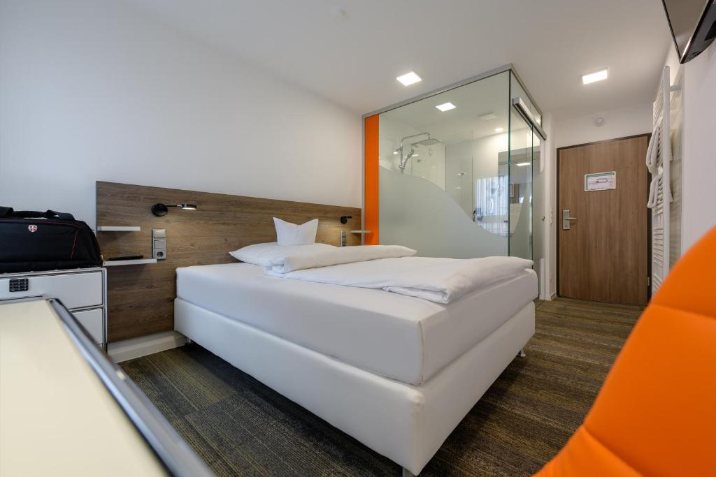 Postel nebo postele na pokoji v ubytování CiTTy Hotel Schweinfurt