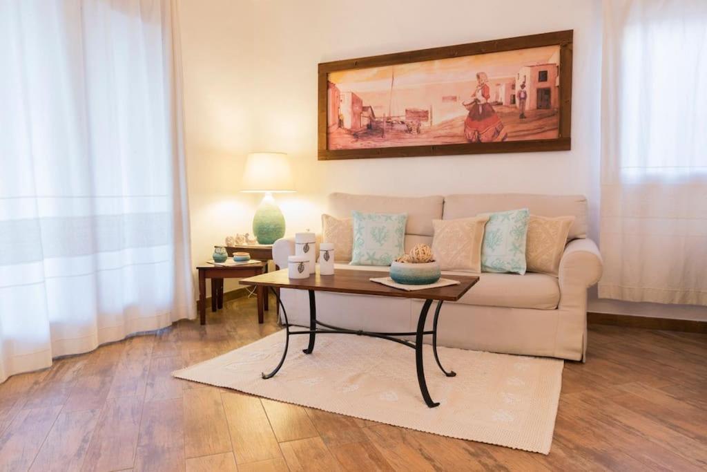 ein Wohnzimmer mit einem Sofa und einem Tisch in der Unterkunft Sealine Villa with an amazing view of Tavolara in Olbia