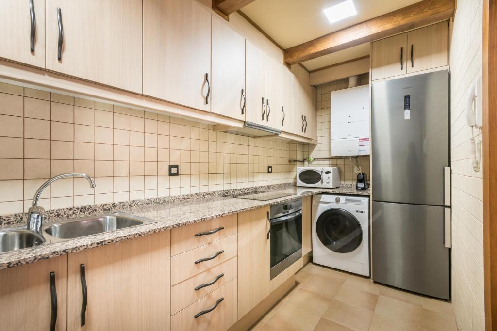 Kuchyňa alebo kuchynka v ubytovaní Casa Montjòia by SeaMount Rentals