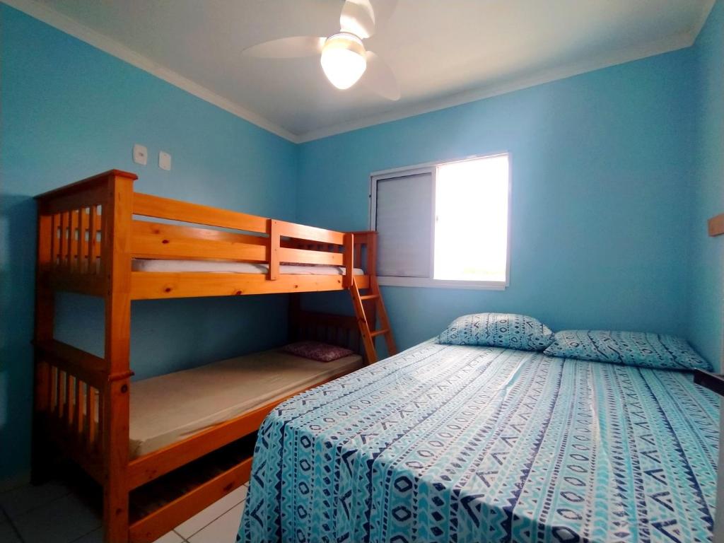 a bedroom with a bunk bed and a bunk ladder at Excelente Apartamento no Centro de Bertioga in Bertioga