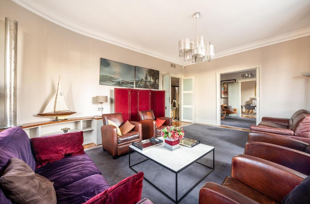 un soggiorno con divani e tavolo di Spacieux et élégant appartement Porte des ternes a Parigi