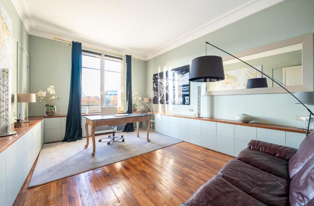 Kuchyňa alebo kuchynka v ubytovaní Spacieux et élégant appartement Porte des ternes