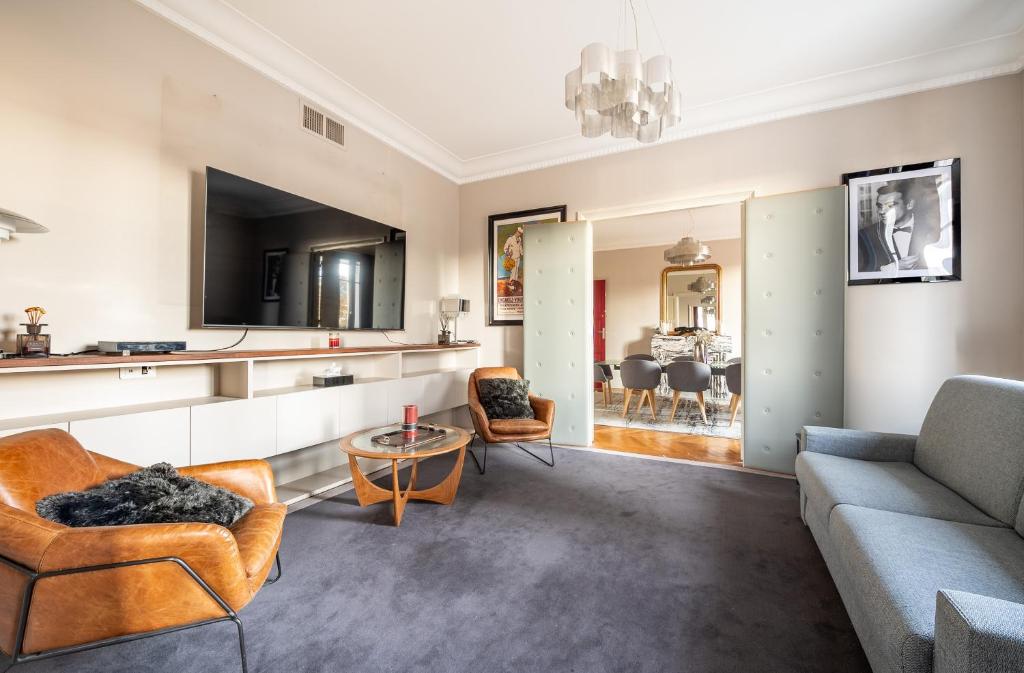 Posedenie v ubytovaní Spacieux et élégant appartement Porte des ternes