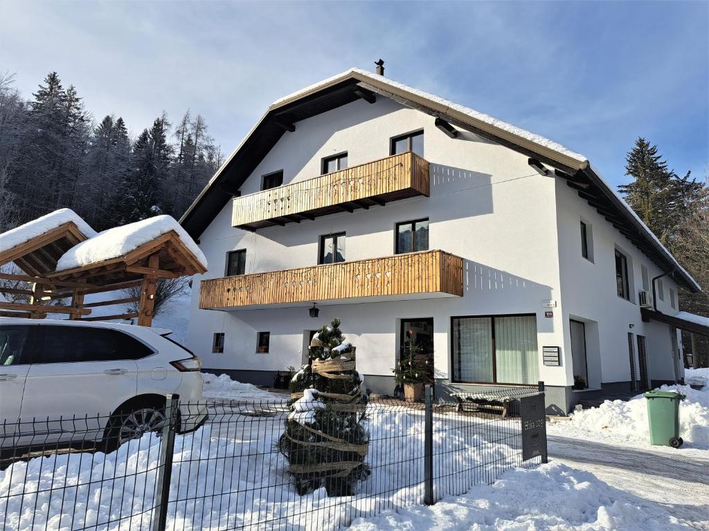 une maison dans la neige avec une clôture dans l'établissement Sunny place, à Kranjska Gora