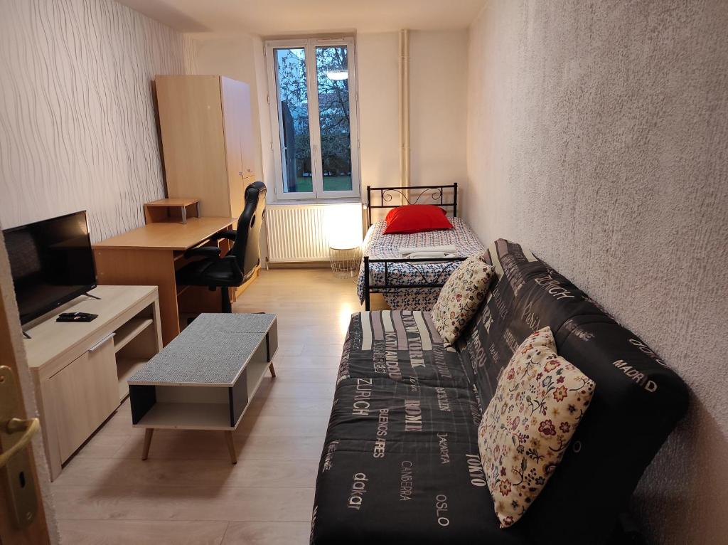 Televízia a/alebo spoločenská miestnosť v ubytovaní Appartement calme dans quartier résidentiel.