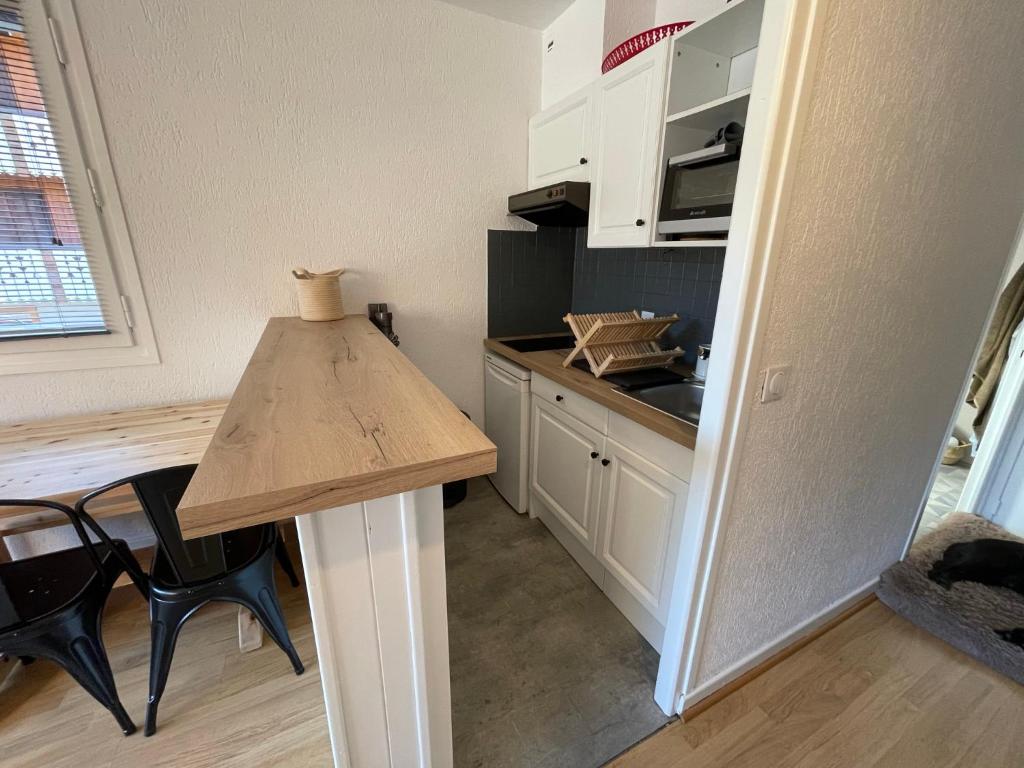 Kuchyňa alebo kuchynka v ubytovaní Bel appartement rénové, central et skis aux pieds