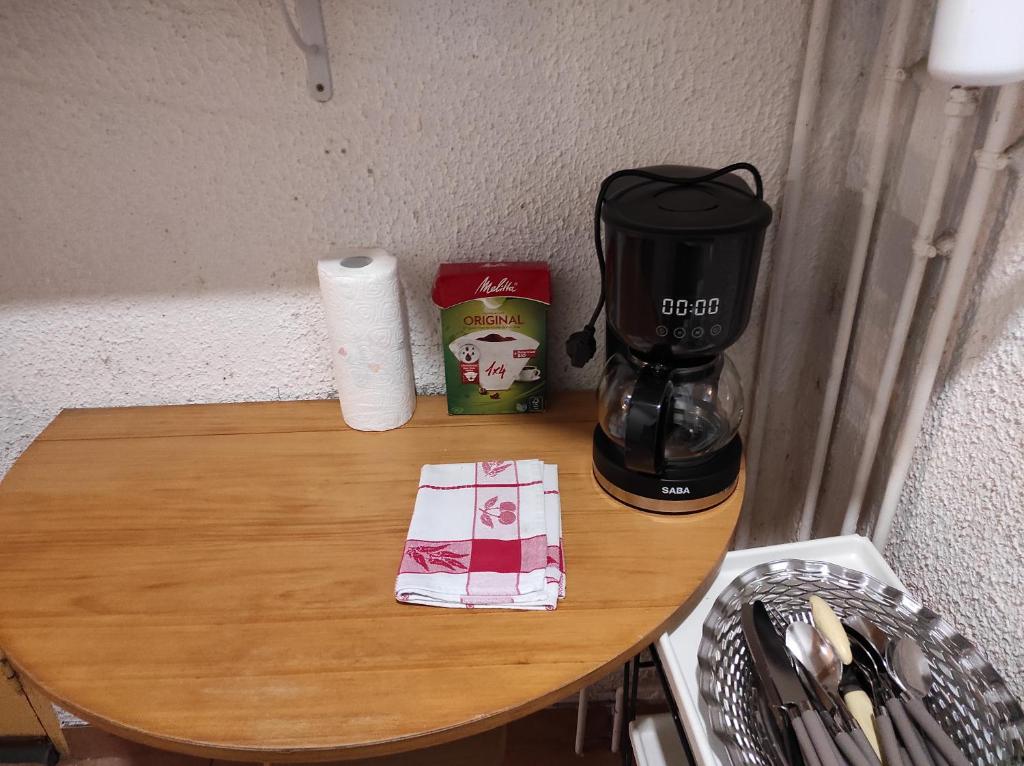 Príslušenstvo na prípravu kávy alebo čaju v ubytovaní Appartement calme dans quartier résidentiel.