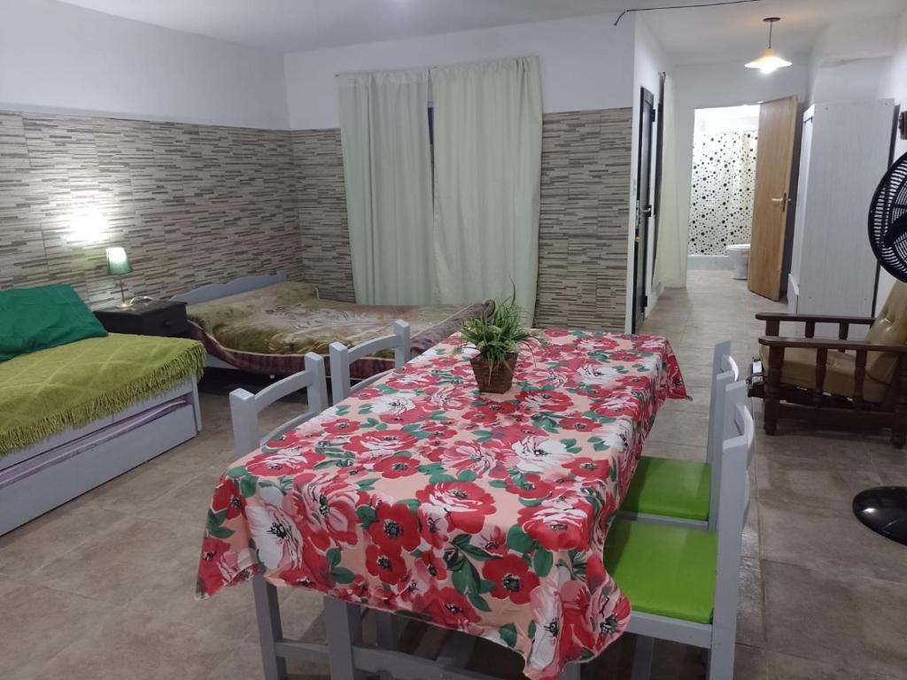 a living room with a table and a bedroom at Brisas del Mar ll in San Clemente del Tuyú