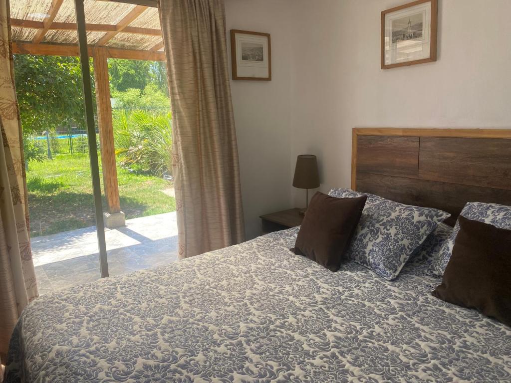 een slaapkamer met een bed en een groot raam bij Casa de Campo Reina Margarita in Santa Cruz