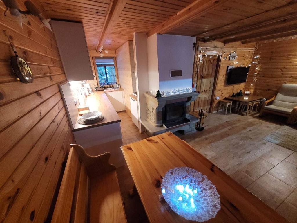 Televízia a/alebo spoločenská miestnosť v ubytovaní Urocza chata z sauną w bieszczadzkim Parku Krajobrazowym
