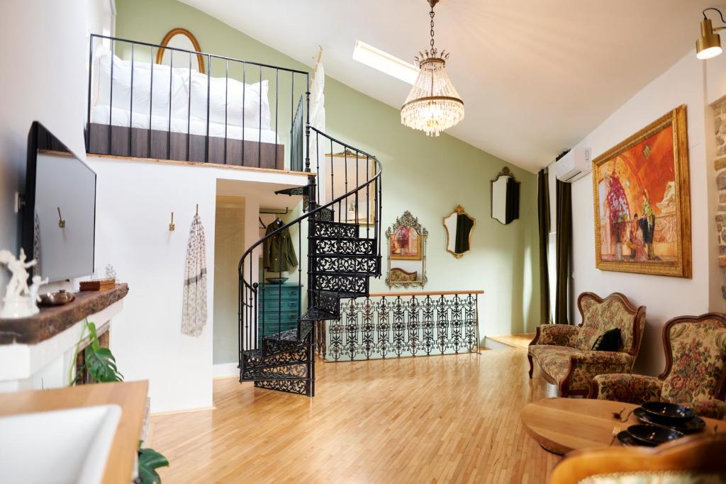 una sala de estar con una escalera de caracol en una casa en MM Apartments, en Koper