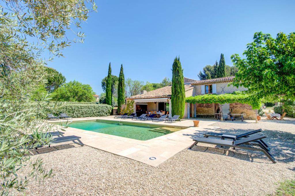 uma imagem de uma villa com piscina em Les Chambres du Perussier em Cucuron