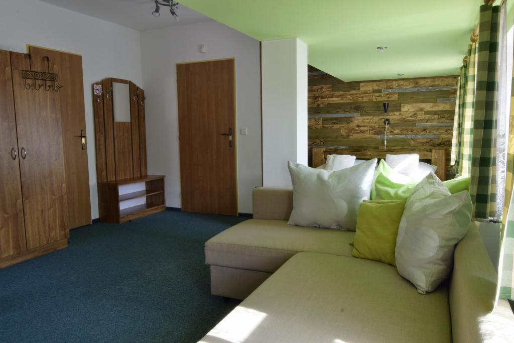 Postel nebo postele na pokoji v ubytování Apartmány Černý Důl