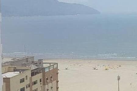 vista su una spiaggia con edifici e sull'oceano di 2 quartos- Estanconfor Vista Mar AC garagem sacada a Santos