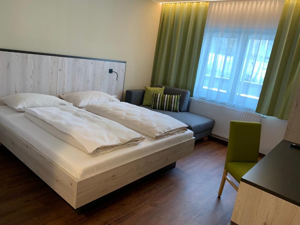 Postel nebo postele na pokoji v ubytování wild & bolz eMotel