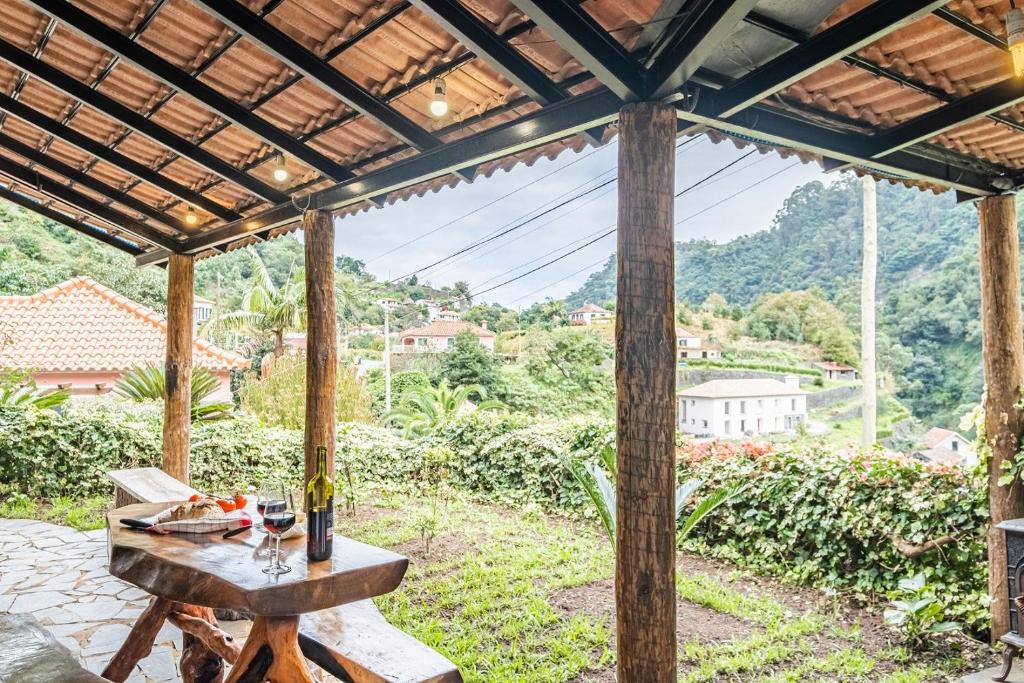 patio ze stołem i kieliszkami do wina w obiekcie Ivy Cottage by Madeira Sun Travel w mieście Faial