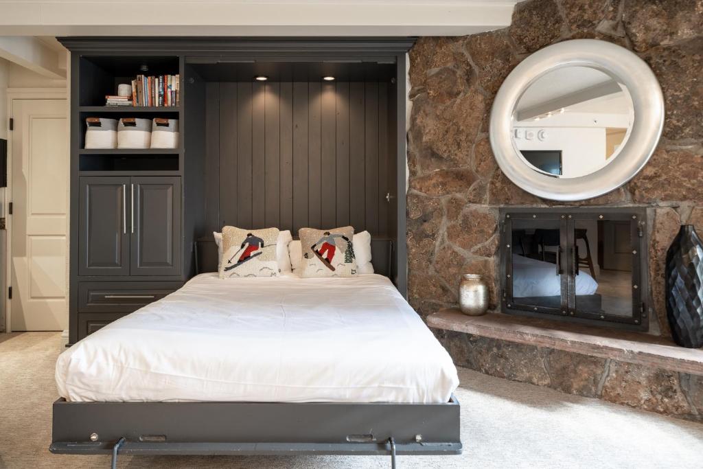 Postel nebo postele na pokoji v ubytování Lodge at Vail Condominiums