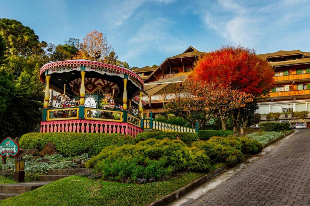 Um jardim no exterior de Hotel Casa da Montanha