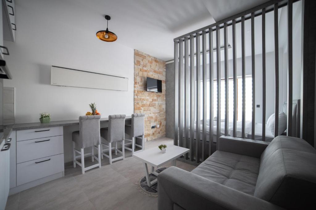 uma sala de estar com um sofá e uma mesa em NLux 10 Apartment em Kopaonik