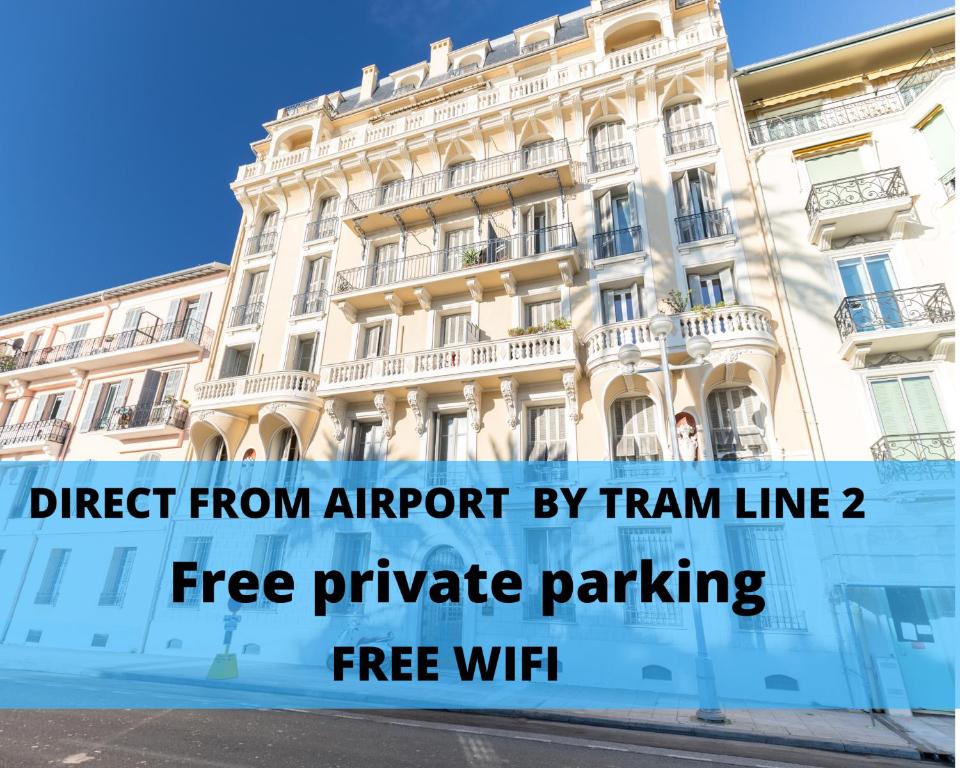 un edificio con el texto directo desde el aeropuerto en línea de tranvía aparcamiento privado gratuito en 2 Bdrs Promenade des Anglais - AC, en Niza