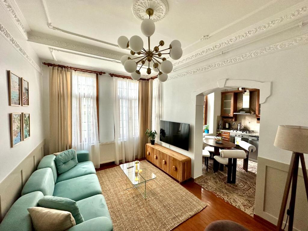 een woonkamer met een blauwe bank en een tafel bij Botter Dream House in Istanbul