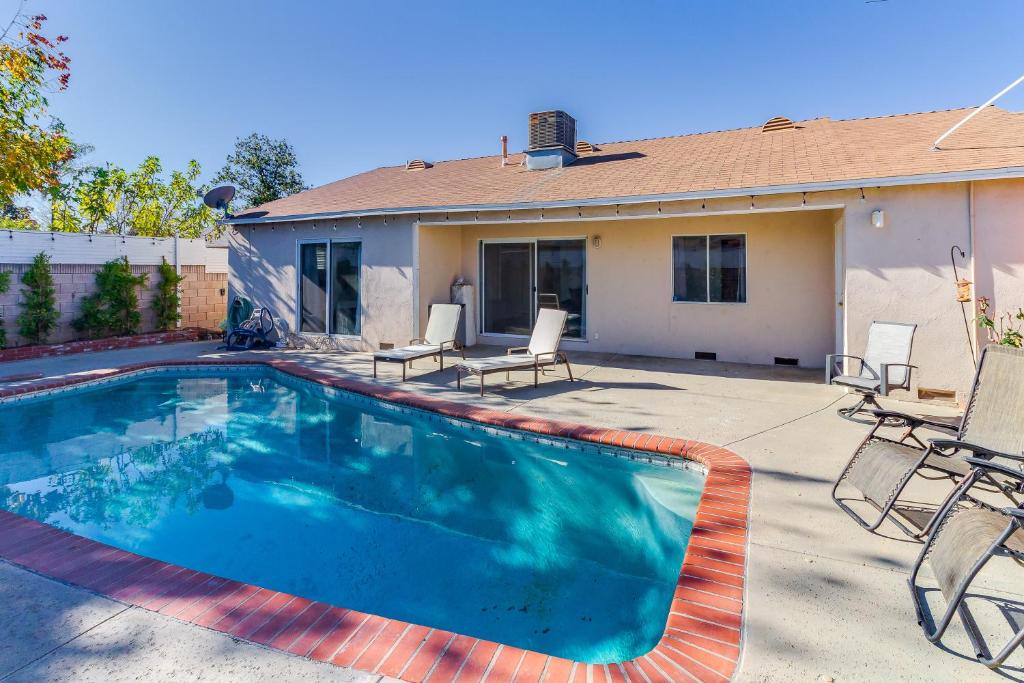 4 Bedroom Charmer with Pool - Housity