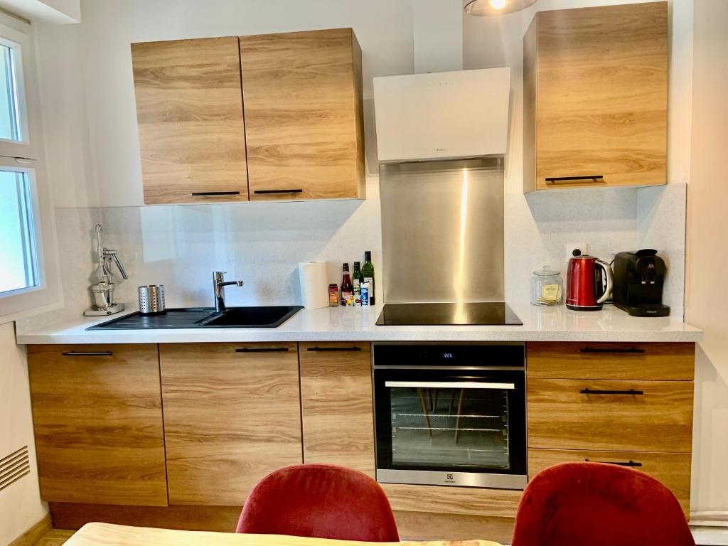Kuchyňa alebo kuchynka v ubytovaní GRAND Appartement 85m2 centre ville de BIARRITZ 6 pers