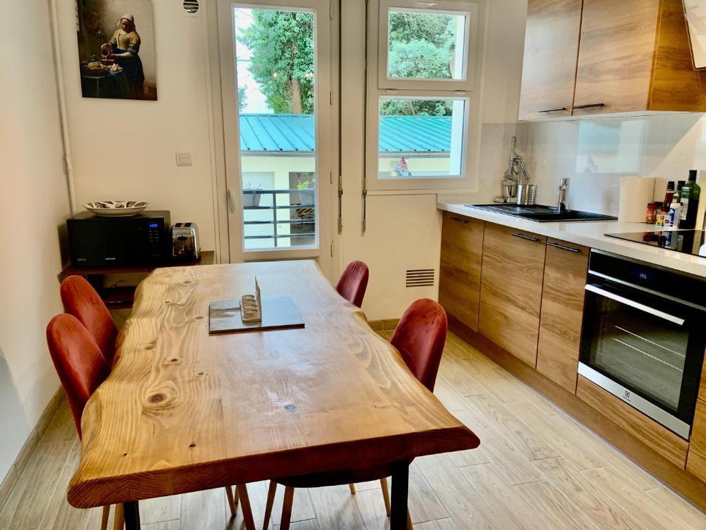 Kuchyňa alebo kuchynka v ubytovaní GRAND Appartement 85m2 centre ville de BIARRITZ 6 pers
