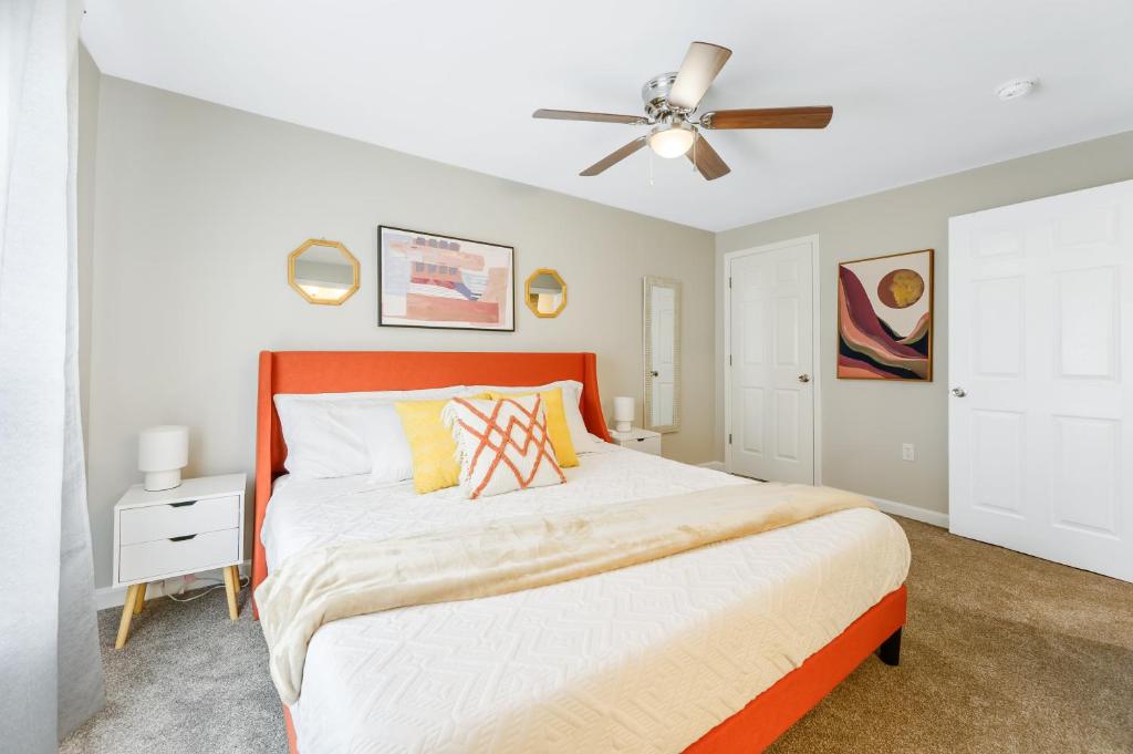 *Lux Modern Townhome * Downtown* King Beds * Duke* - Casa De Tres Dormitorios