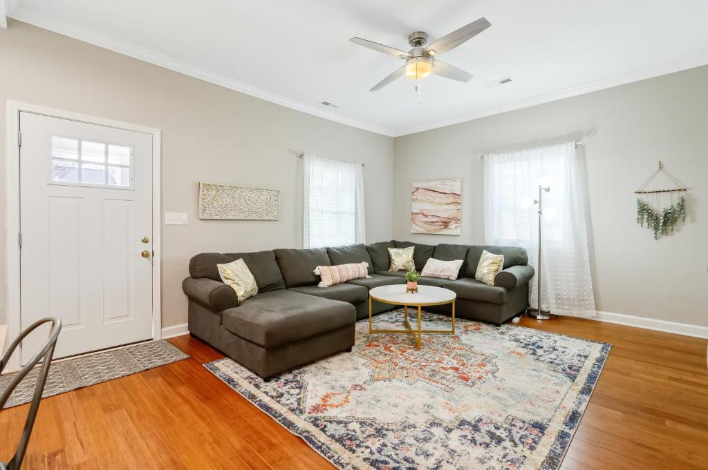ダーラムにある*Lux Modern Townhome * Downtown* King Beds * Duke*のソファとテーブルのあるリビングルーム