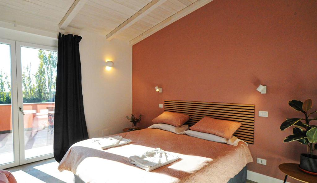 A bed or beds in a room at Tenuta Bussete Country Hotel
