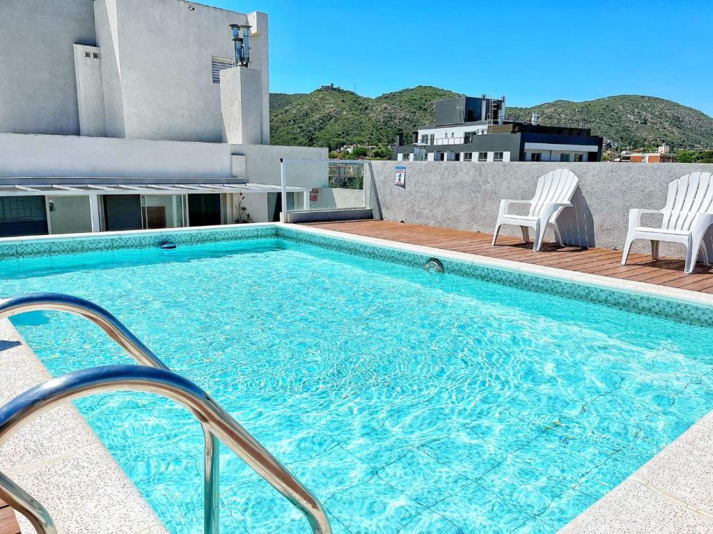 una piscina en la azotea de un edificio en Berenice III Apartamentos en Villa Carlos Paz