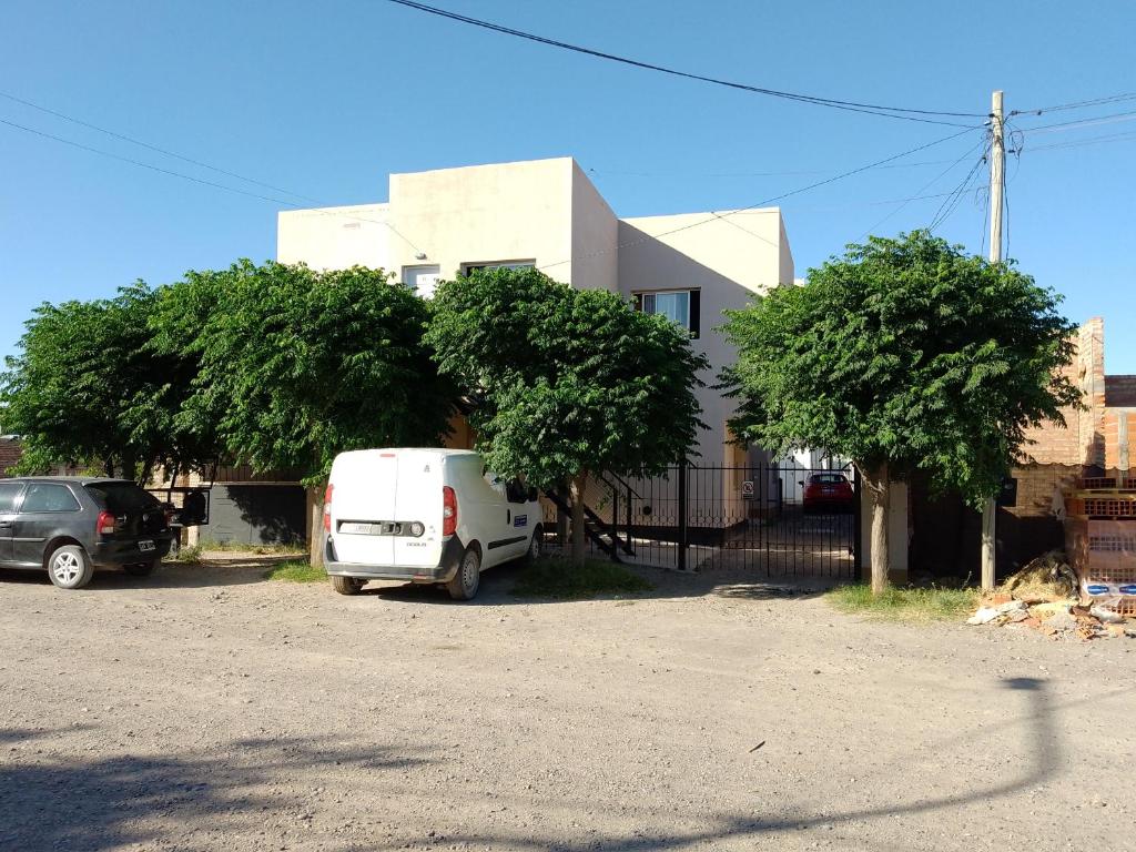 a white van parked in front of a house at Alquiler por día Choele Choel 1 in Choele Choel
