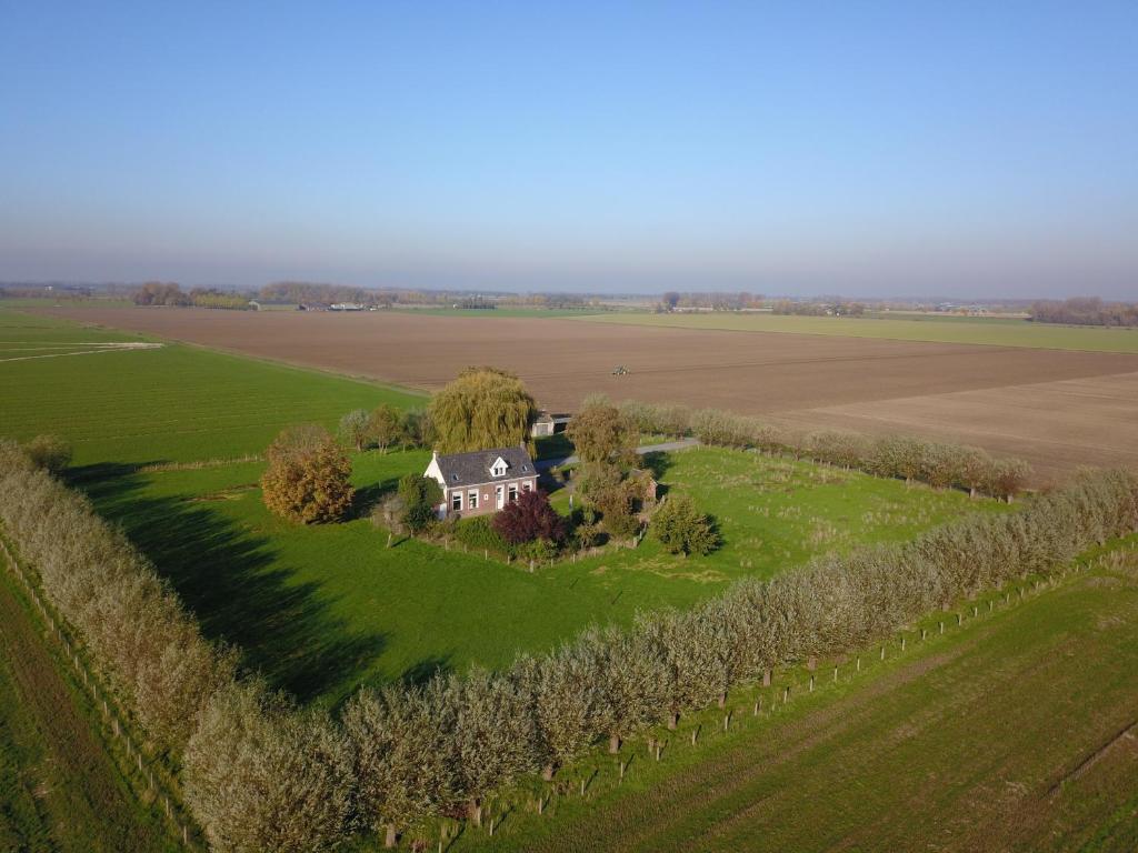 een luchtzicht op een huis op een groen veld bij Landhuis 'De Ontspanning' in Axel