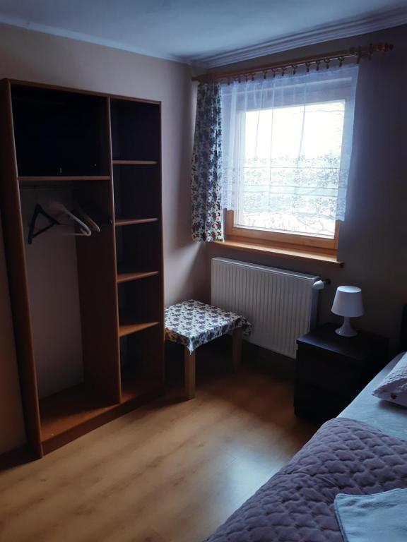 - une chambre avec un lit et une fenêtre dans l'établissement Agroturystyka Na Kępie, à Wisła