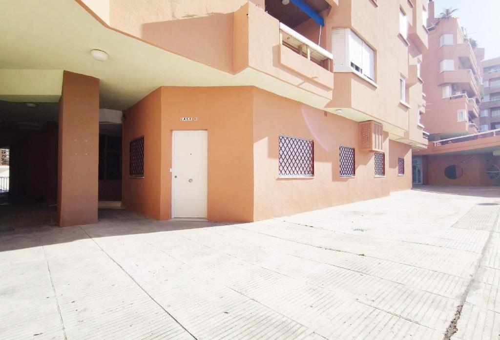 桑盧卡爾－德巴拉梅達的住宿－APARTAMENTOS SANLUCAR CASA D，建筑的侧面有一道白色的门