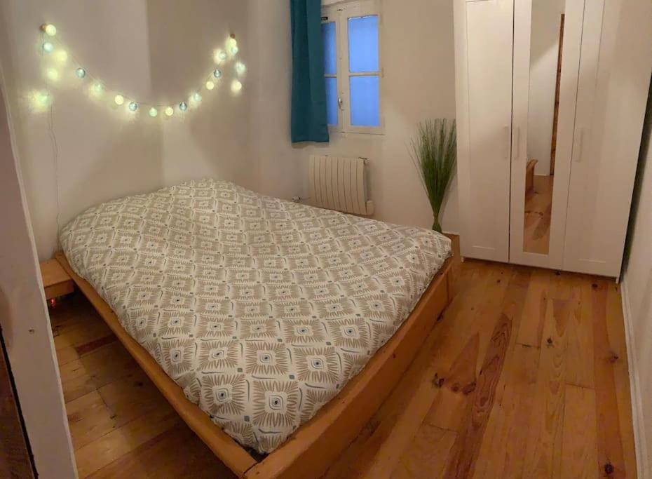 Posteľ alebo postele v izbe v ubytovaní Le petit cocon Nîmois