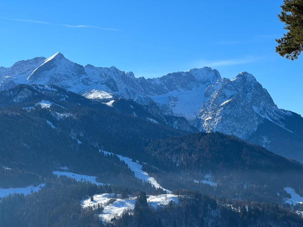 een uitzicht op een bergketen met besneeuwde bergen bij „Partanum“ in Garmisch-Partenkirchen