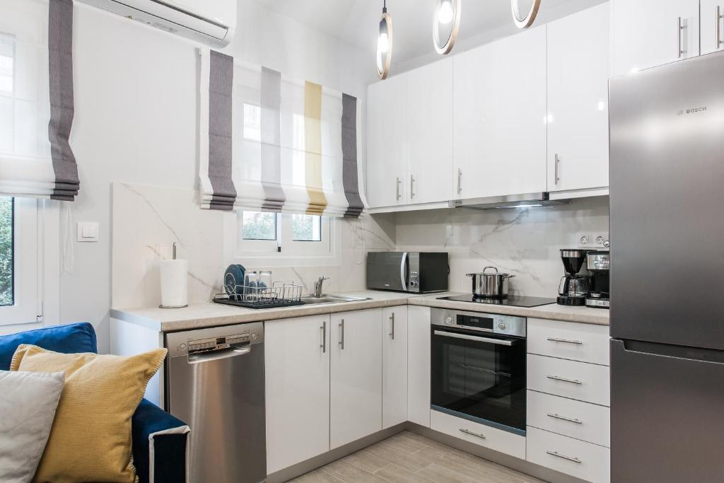 Suitetrails - Luxury seaside apartment next to Starbucks opossite the beach park of Flisvos