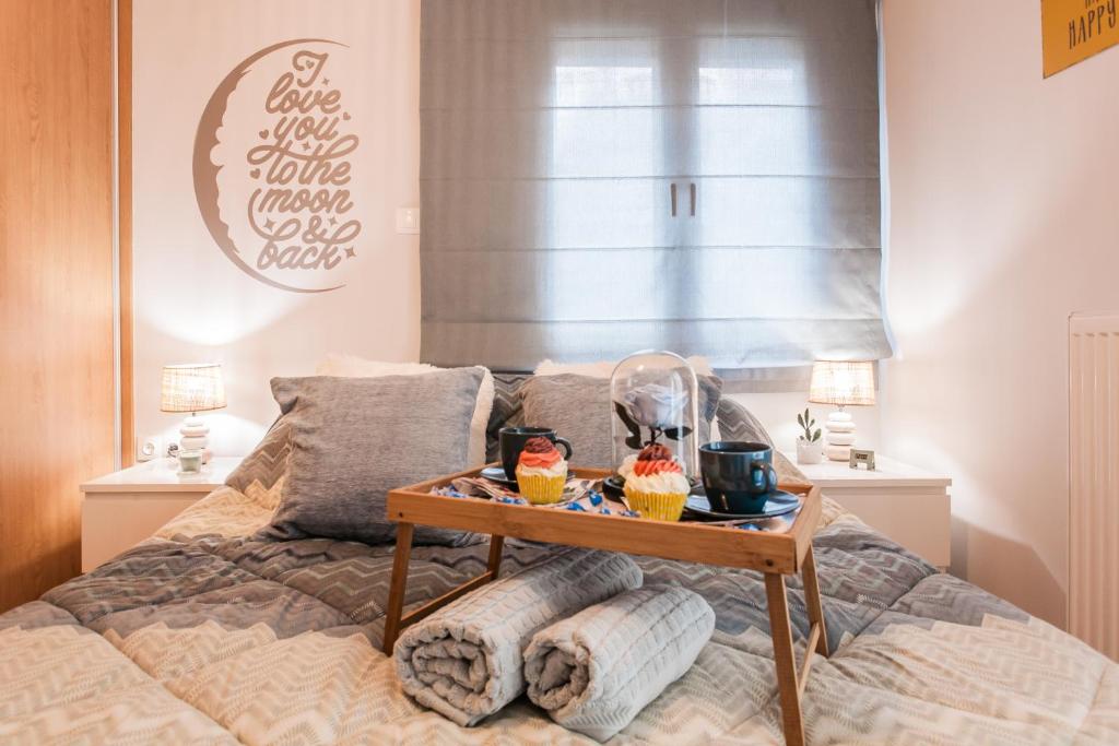 Una cama con una bandeja de comida y bebidas. en Luxury seaside apartment in Flisvos Palaio Faliro en Athens